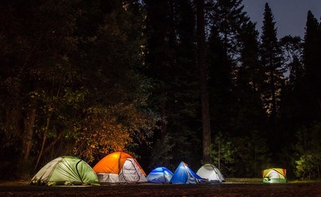 Este verano, no salgas de acampada sin linterna frontal: 19 modelos de todos los precios para elegir