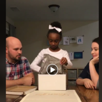 El llanto emocionado de una niña al saber que será adoptada, conmueve a las redes sociales