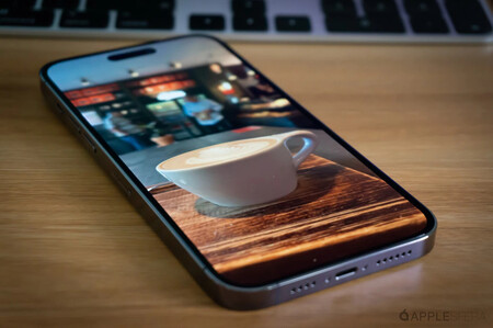 iPhone 14 Pro Max con taza de café como fondo de pantalla