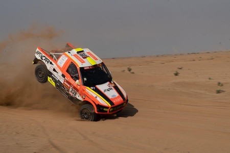 No ha empezado el Dakar y ya tenemos el primer abandono: el checo Martin Kolomy destrozó su coche en las pruebas