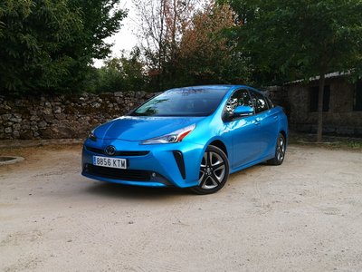 Al volante de un Toyota Prius Electric Hybrid AWD-i por el centro de la ciudad 