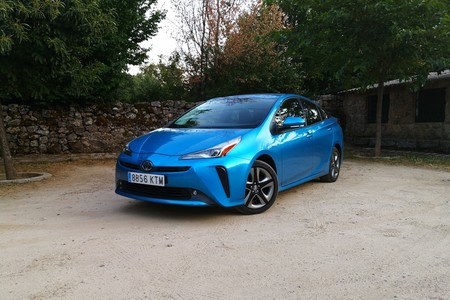 Al volante de un Toyota Prius Electric Hybrid AWD-i por el centro de la ciudad