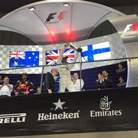 Hamilton gana en Singapur con los Ferrari fuera. Carlos Sainz, cuarto a las puertas del podio