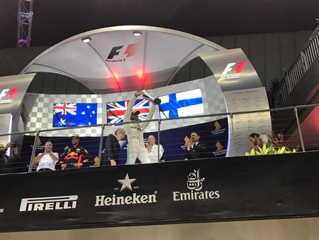 Hamilton gana en Singapur con los Ferrari fuera. Carlos Sainz, cuarto a las puertas del podio