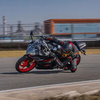 Una nueva bomba china aterriza en España: la CFMoto 450SR S es un juguete R de 50 CV para el carnet A2