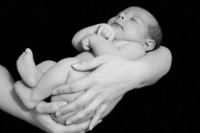 Cómo coger a un bebé recién nacido en brazos