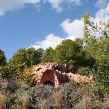 Dónde ver en España un dragón de piedra emergiendo de la montaña. La escapada original y perfecta para esta primavera