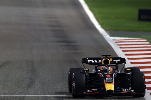 Max Verstappen se da un homenaje en Baréin y Fernando Alonso vuelve al podio con Aston Martin