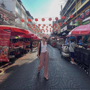 El bolso trenzado marrón chocolate perfecto para llevar con conjuntos boho, rebajado en Bimba y Lola 