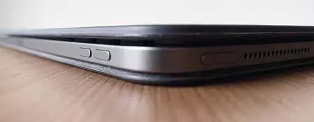 Smart Keyboard Folio ほど薄くて iPad Pro にフィットするキーボードはありません。