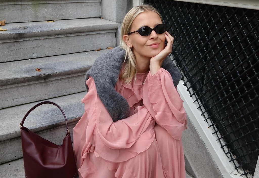 Las nuevas New Balance que aman las pijas son color algodón de azúcar: cool y perfectas para bajitas 