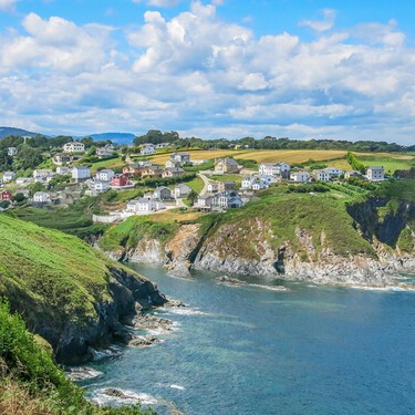 El pueblo asturiano con casas colgadas sobre el mar que tiene playa, un puerto espectacular y esencia pesquera