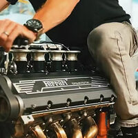 Alguien le ha puesto a una moto el motor V8 de un Ferrari. El resultado son 400 CV dignos de correr en MotoGP 