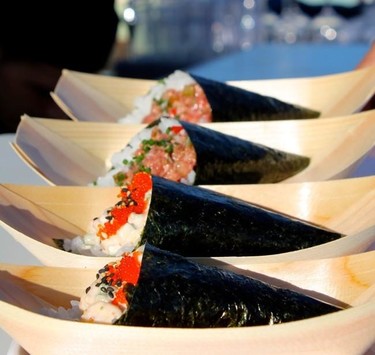 ¿Te haces un lío con el sushi y los palillos? Lo tuyo es el Temaki que se come con las manos