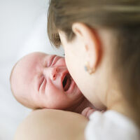 Gases y cólicos en bebés: cuál es la diferencia y qué podemos hacer para aliviarlos