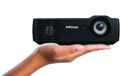 Los nuevos proyectores compactos de InFocus te cabrán en la palma de la mano