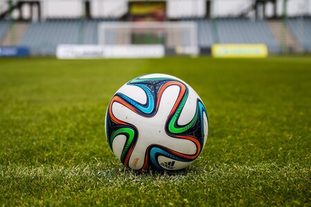 20% de descuento extra en ropa deportiva de fútbol en la web oficial de Adidas: chaquetas por 19 euros y pantalones por 26 euros