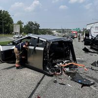 Tesla decía que la Cybertruck era indestructible: quedó partida a la mitad tras un aparatoso accidente donde demostró qué tan segura es en realidad 