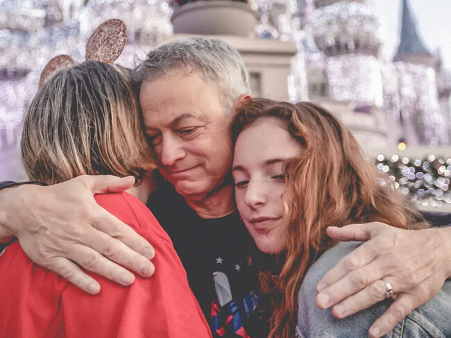 En 1994 hizo del teniente Dan en 'Forrest Gump'. Hoy lleva cada año a más de 1.000 hijos de soldados caídos a Disney