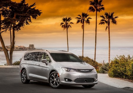 Chrysler Pacifica 2017 1600 05