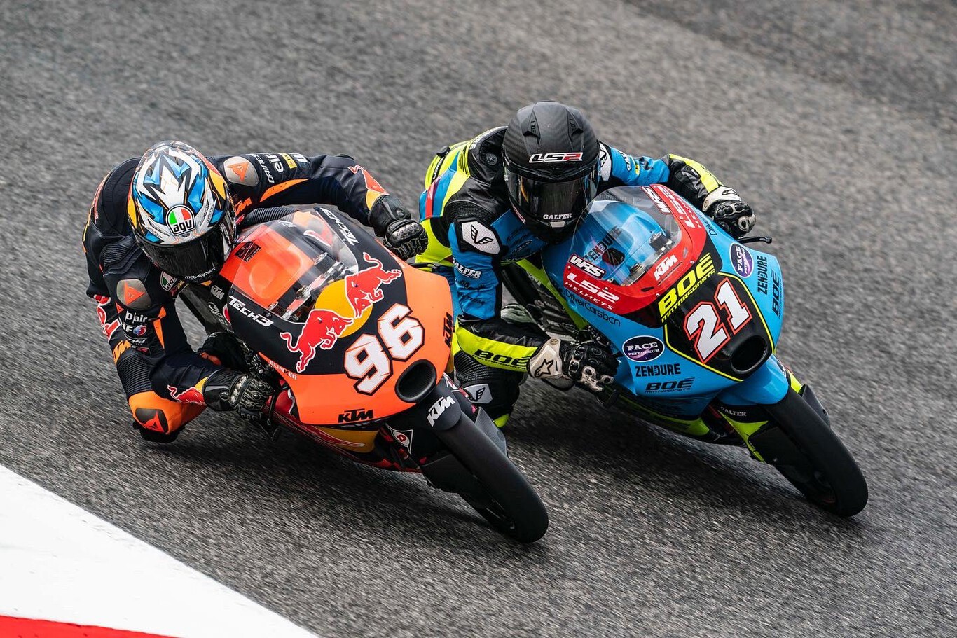Daniel Holgado le birla la victoria a Deniz Öncü en Mugello para ser aún más líder del mundial de Moto3