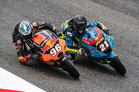 Daniel Holgado le birla la victoria a Deniz Öncü en Mugello para ser aún más líder del mundial de Moto3