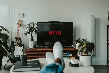Pessoa assistindo Netflix na TV