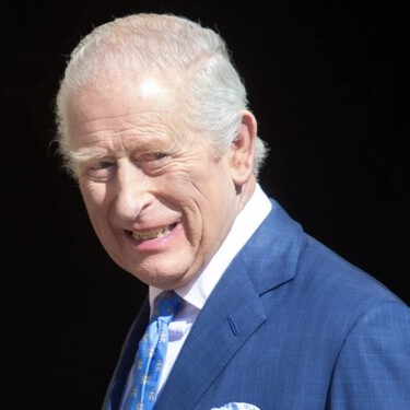 Carlos III baja la temperatura de la piscina de palacio y cambia las normas en la cancha de tenis