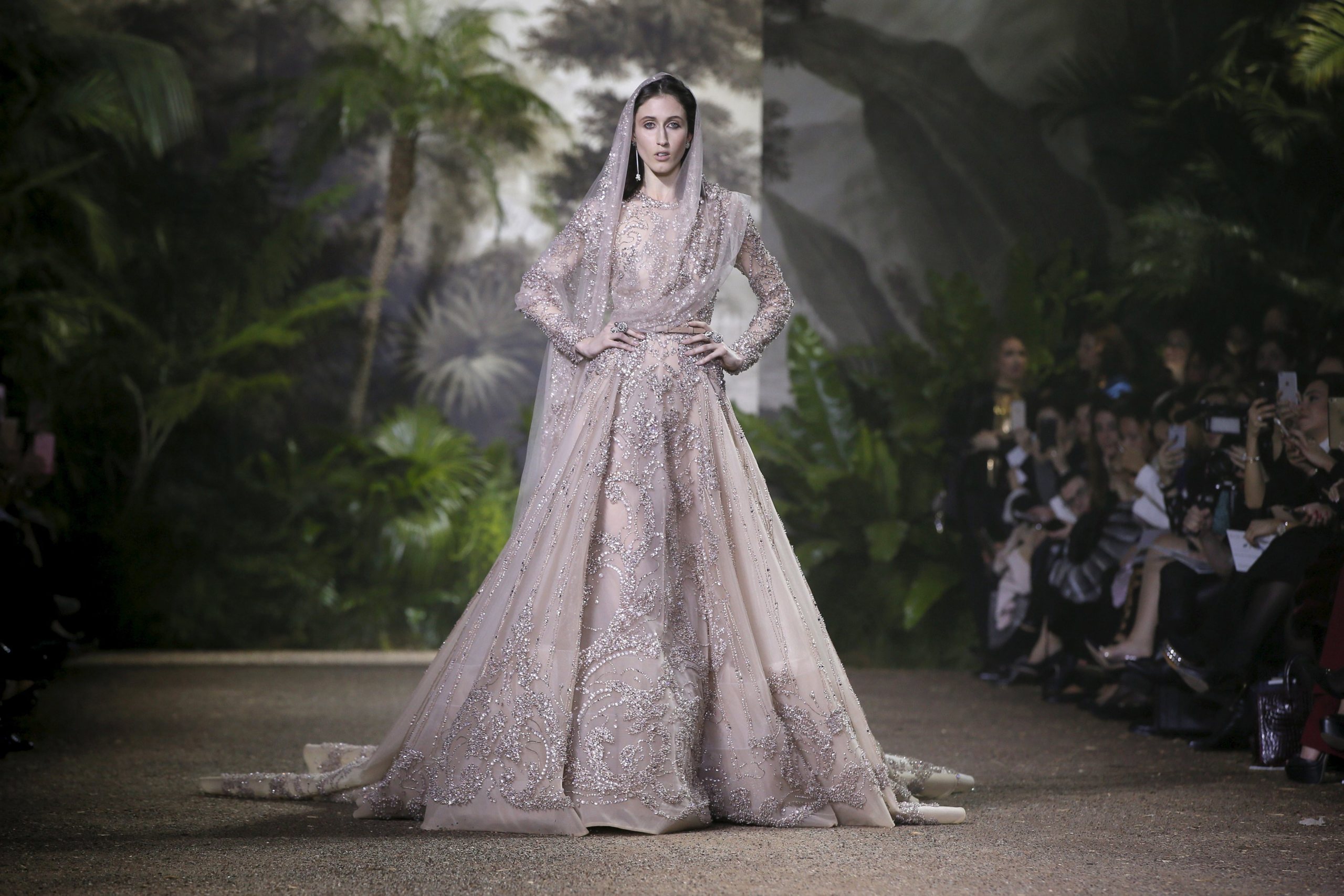 Foto de El cuento de hadas de Elie Saab en su desfile Primavera-Verano 2016 Alta Costura (1/8)