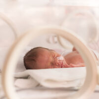 Estas son las principales complicaciones de los bebés prematuros, explicadas por una pediatra 