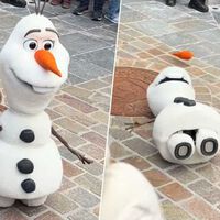 A Olaf le pueden los nervios del estreno en Disneyland París y deja una estampa surrealista frente a familias y niños