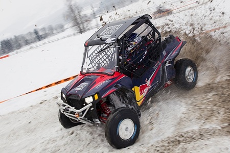 Los pilotos Red Bull se divierten sobre la nieve