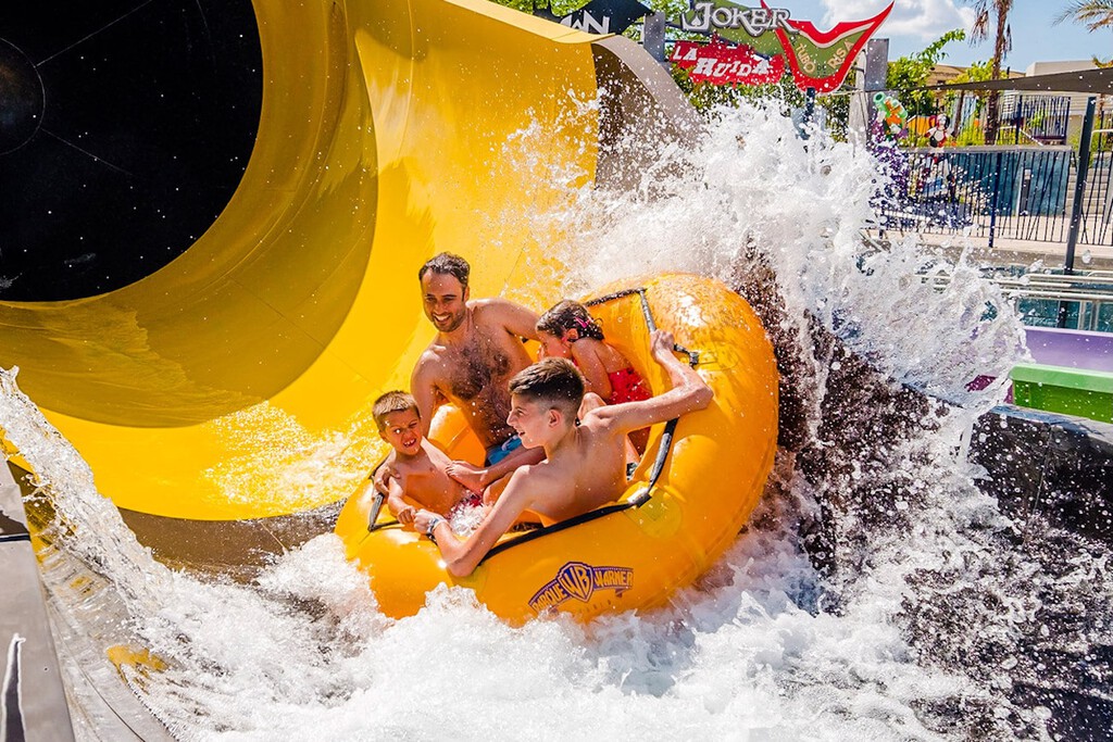 Warner, Port Aventura y Terra Mágica tenían en común impedirte meter comida. Y ahora tienen en común una denuncia