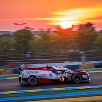 El Toyota #8 acaricia su triplete en Le Mans después de que el #7 perdiese media hora cambiando el turbo
