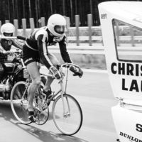 Un Porsche 935 a 240 km/h no es tan impresionante... pero que te sigan en bicicleta, ¡sí lo es! 