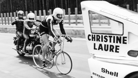 Un Porsche 935 a 240 km/h no es tan impresionante... pero que te sigan en bicicleta, ¡sí lo es!
