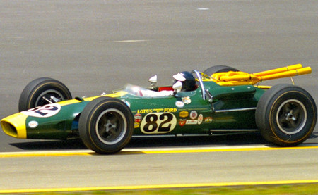 Jo Bonnier, Jim Clark y un Lotus 38 en una subida de montaña