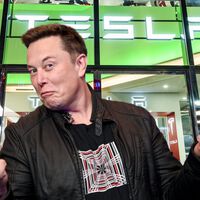Elon Musk tras conseguir que los accionistas de Tesla le regalen 50.000 millones se ha flipado: robots y coches autónomos que lleven a la compañía a valer trillones 