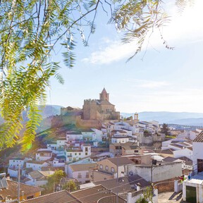 Este pueblo de Córdoba emerge de un embalse como una montaña y es perfecto para visitar en primavera