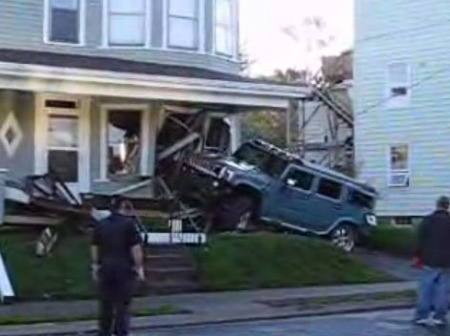 Hummer H2 contra casa