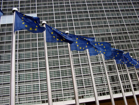 Las grandes tecnológicas sacan la artillería para defender su posición en Europa
