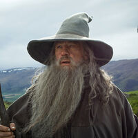 Sir Ian McKellen vuelve a ponerse la barba de Gandalf más de una década después para comenzar el rodaje de la nueva película de El Señor de los Anillos 