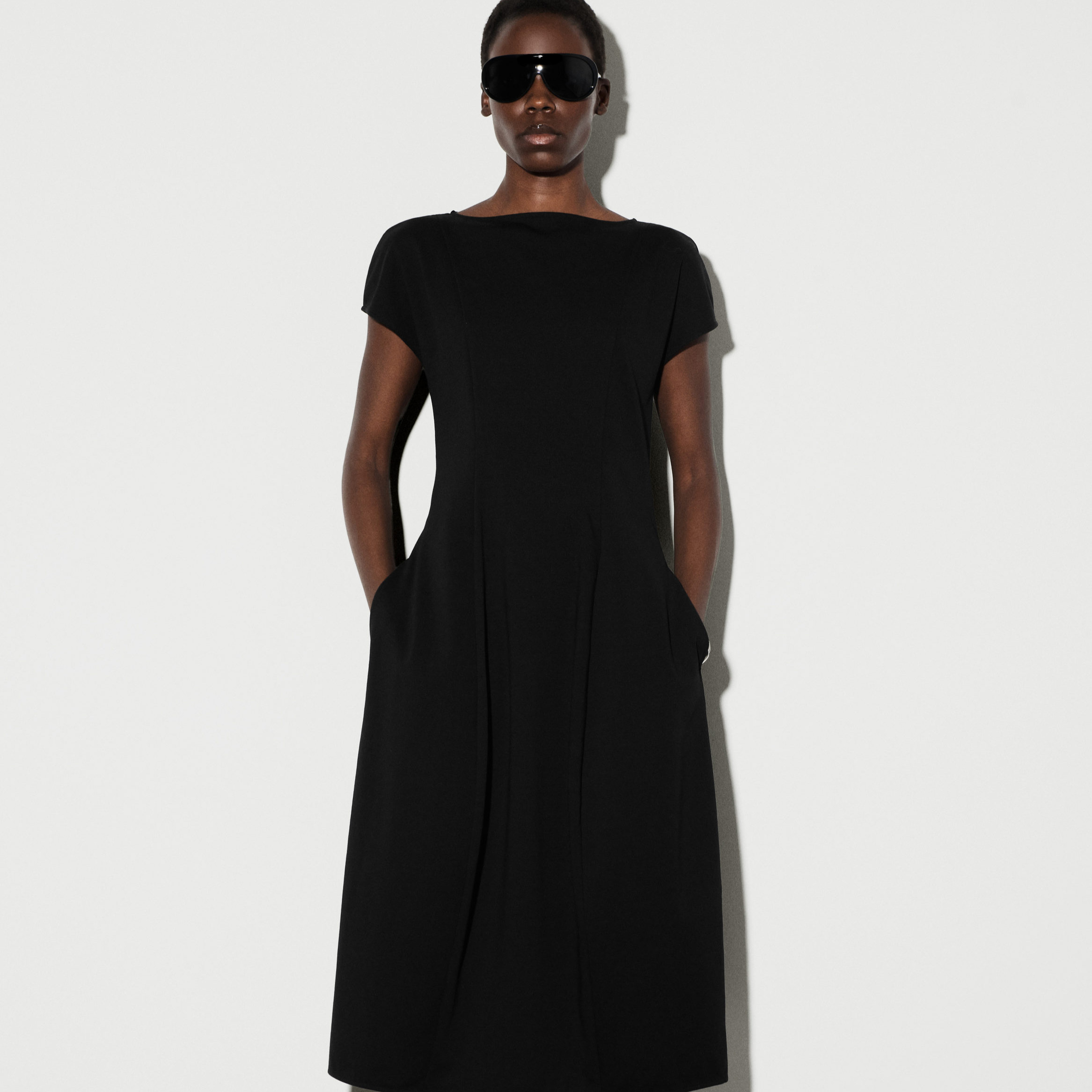 VESTIDO MIDI ELÁSTICO ESCULPIDO