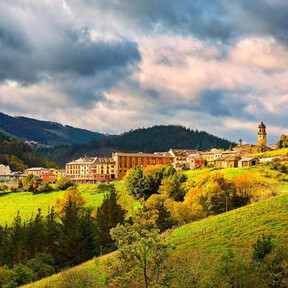 El pueblo verde de Asturias perfecto para huir del calor: no llega a los 30 grados y está repleto de naturaleza