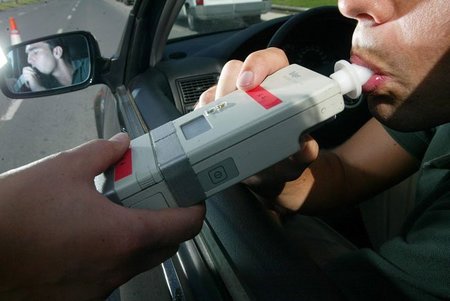 "Sople y sabrá", Francia quiere alcoholímetros en bares y coches