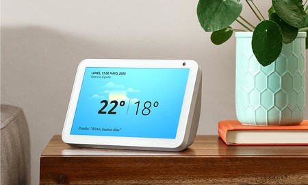 Las videollamadas de estos días más cómodas con el Echo Show, rebajado en Amazon en los dos tamaños disponibles