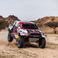 Nasser Al-Attiyah y Carlos Sainz se quedan solos en la lucha por el Dakar: problemas de Loeb y Peterhansel