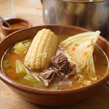 Cómo hacer un buen caldo de res o puchero: una comida completa, calientita y rendidora para los días fríos 