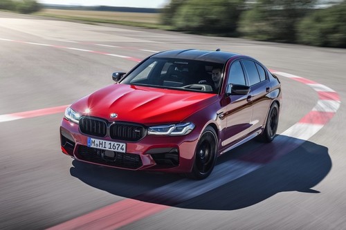 El BMW M5 2021 actualiza rostro y tecnología: 625 hp para un sedán que eriza la piel