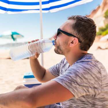El truco infalible para tener siempre agua fría a mano en verano parece una chorrada, pero te puede cambiar la vida